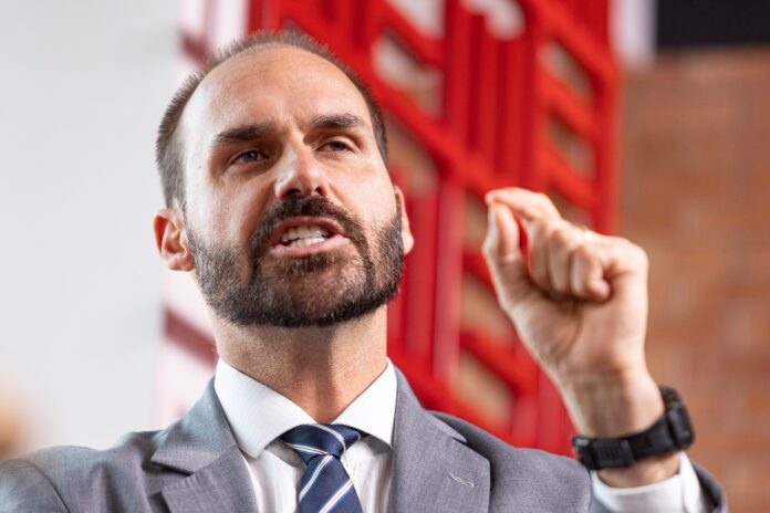 eduardo-bolsonaro-prefere-mais-sancoes-ao-stf-que-aperto-no-tarifaco