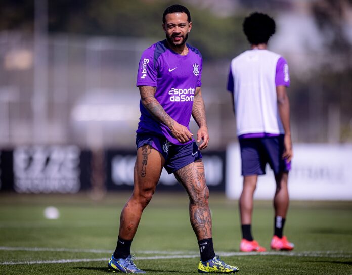 memphis-depay-e-felix-torres-se-desentendem-em-treino-do-corinthians-antes-do-derbi