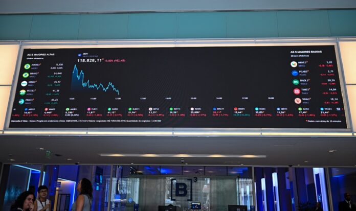 tarifaco-afugenta-investidores-estrangeiros,-e-bolsa-registra-pior-julho-em-quatro-anos