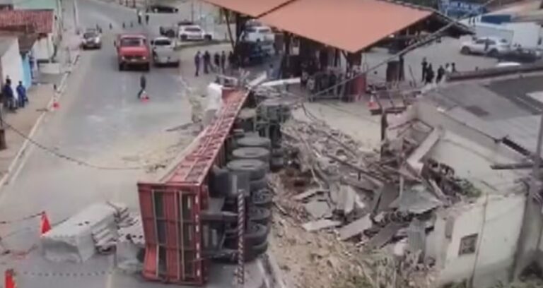 carreta-desgovernada-destroi-parte-de-posto-de-combustivel-na-bahia;-motorista-pulou-de-veiculo