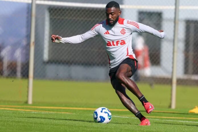 novo-lateral-do-vitoria-devera-ser-opcao-contra-o-sao-paulo;-entenda