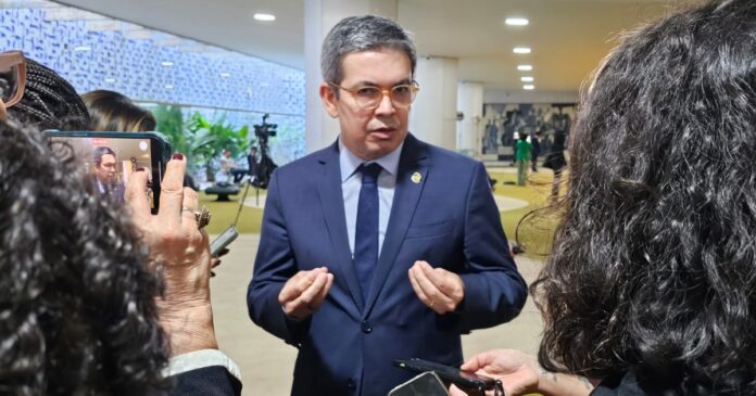 “estao-fazendo-o-8-de-janeiro-de-dentro-para-fora”,-dispara-randolfe-rodrigues-sobre-obstrucao-bolsonarista-no-congresso