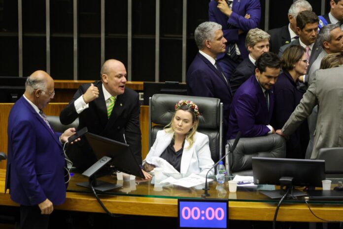 lider-do-pt-acionara-conselho-tutelar-contra-deputada-que-levou-bebe