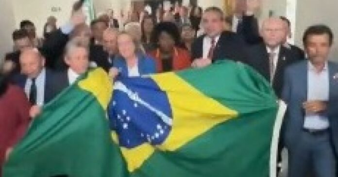 video:-deputados-do-governo-chegam-ao-plenario-para-“expulsar”-obstrucao-bolsonarista-na-camara