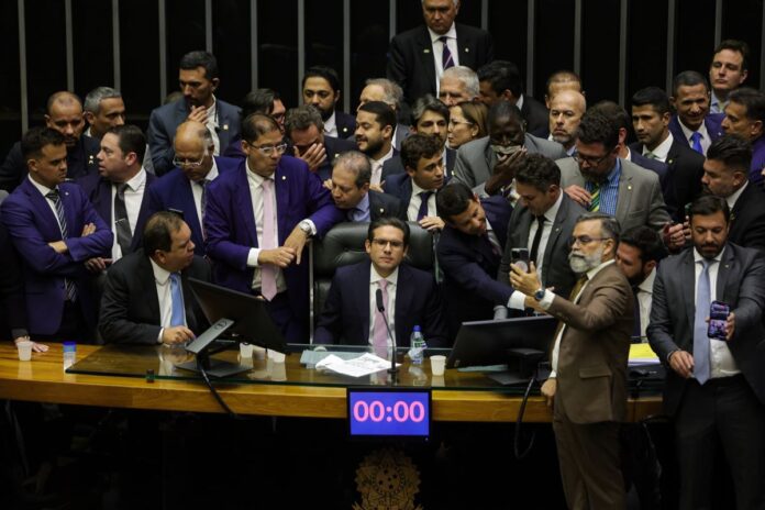 intentona-bolsonarista-na-camara-chega-ao-fim-–-por-enquanto