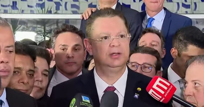lider-do-pl-diz-que-antonio-brito-deu-aval-do-psd-em-acordo-com-motta-para-votar-anistia-e-fim-do-foro-privilegiado