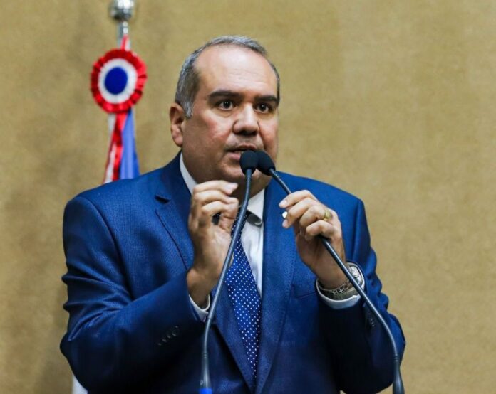 “se-mudar-nome-melhorasse-a-educacao,-trocasse-de-todas”,-diz-sandro-regis-sobre-colegio-em-guanambi