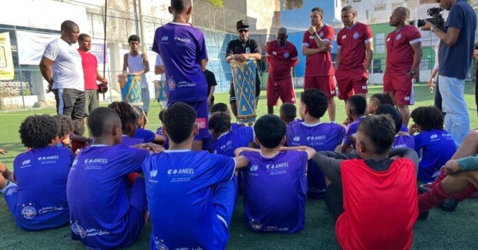 futebol,-capoeira-e-musica-no-candeal:-“queremos-levar-essa-atividade-para-todos-os-campos”,-diz-coordenador-do-bbmb