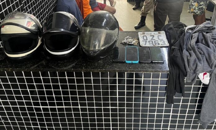 itamaraju:-pm-recupera-moto-roubada-e-prende-suspeitos-de-assalto-a-correspondente-bancario