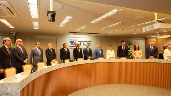 antonio-honorato-recebe-medalha-do-merito-ruy-barbosa-em-sua-despedida-do-tce-ba