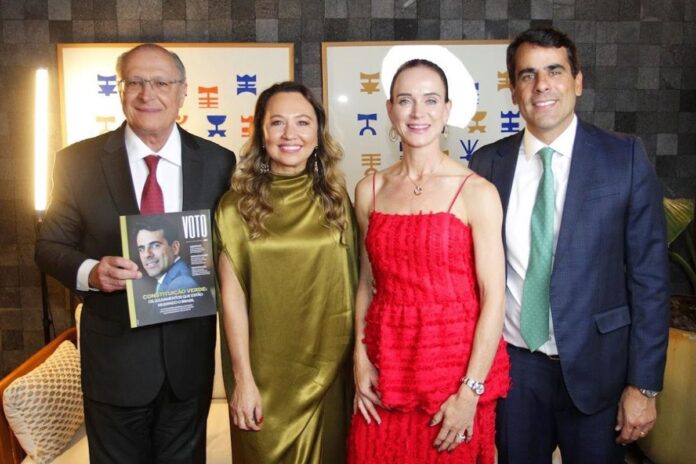 advogado-rafael-carneiro-e-capa-de-revista-sobre-politica-e-lideranca