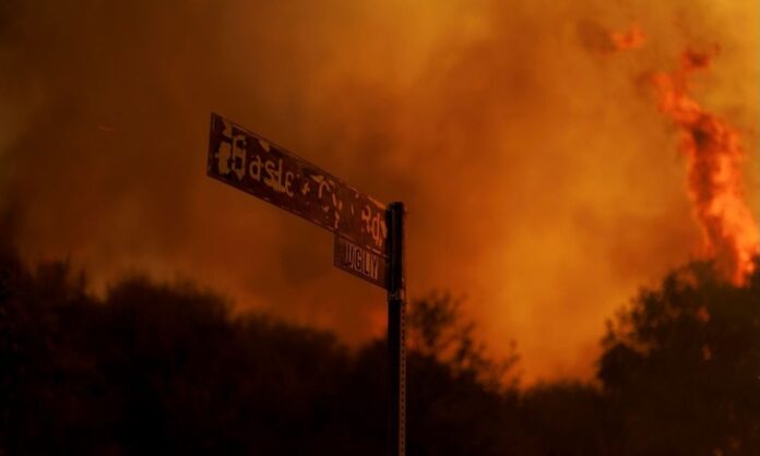 incendio-florestal-se-propaga-em-los-angeles-e-obriga-condados-a-serem-evacuados