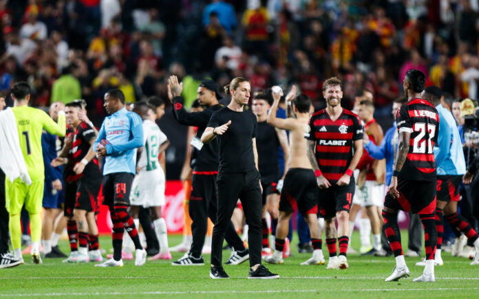 aniversariante,-filipe-luis-reencontra-torcida-do-flamengo-apos-segunda-eliminacao-como-tecnico