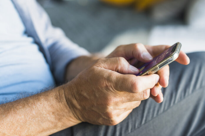 mais-conectados-e-vulneraveis:-como-idosos-podem-evitar-golpes-virtuais