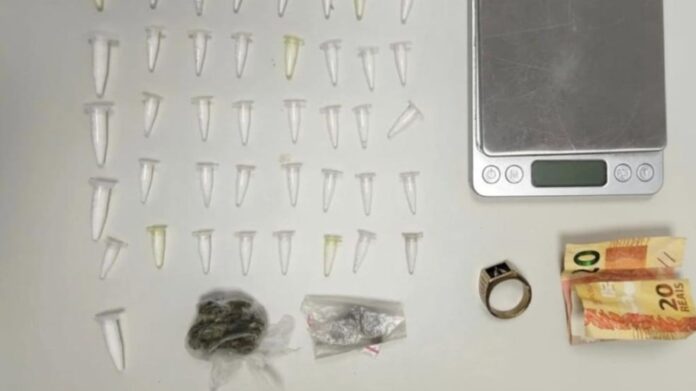 homem-e-preso-por-trafico-de-drogas-no-bairro-aviario-em-feira-de-santana