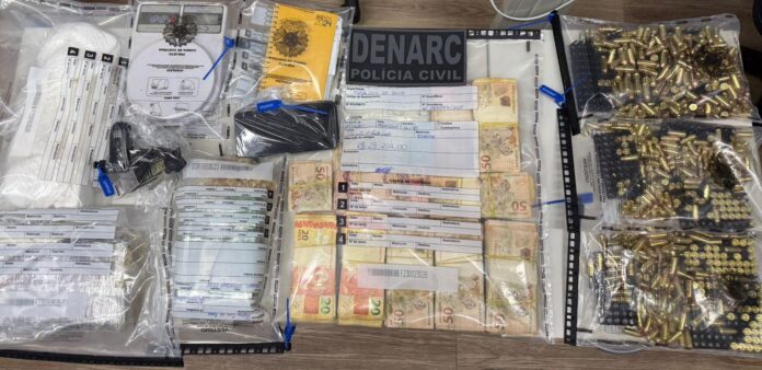 acusada-de-atuar-como-“gerente-do-trafico”,-mulher-e-presa-com-drogas,-municoes-e-quase-r$-30-mil-em-feira-de-santana