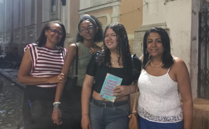 na-flipelo,-fa-de-raphael-montes-revela-sentimentos-sombrios-ao-ler-obras-do-autor