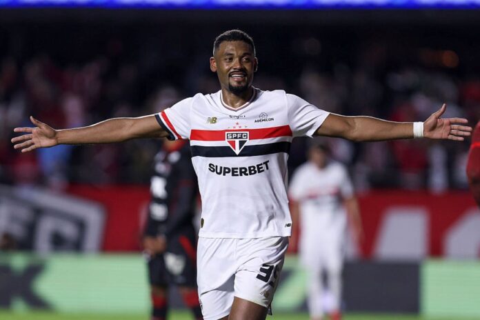 sao-paulo-bate-vitoria-e-ganha-pela-quinta-vez-seguida-no-brasileirao