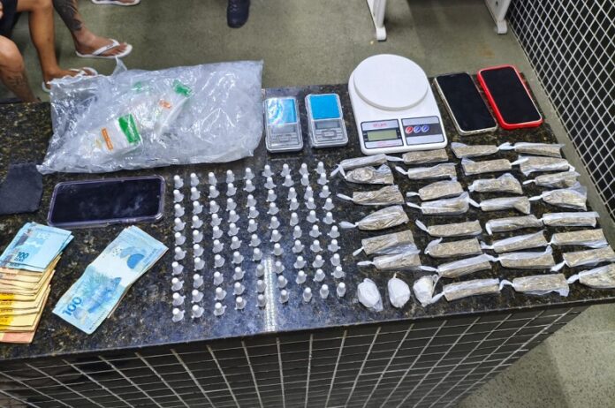 policia-militar-desarticula-ponto-de-trafico-e-prende-dupla-com-grande-quantidade-de-drogas-em-itamaraju