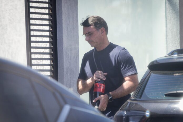 flavio-diz-que-bolsonaro-e-“preso-politico”-e-o-visita-no-dia-dos-pais