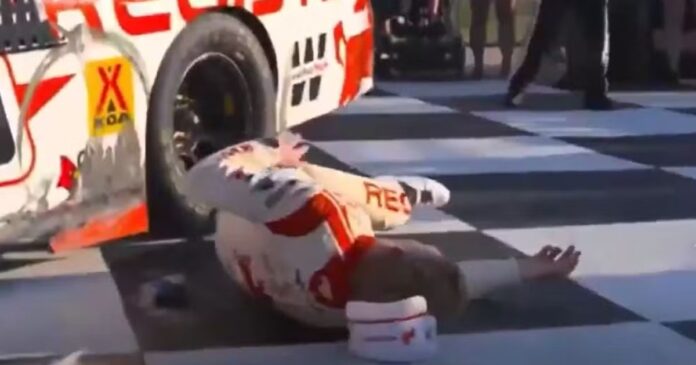 video:-piloto-da-nascar-cai-e-sofre-fratura-na-clavicula-ao-comemorar-vitoria