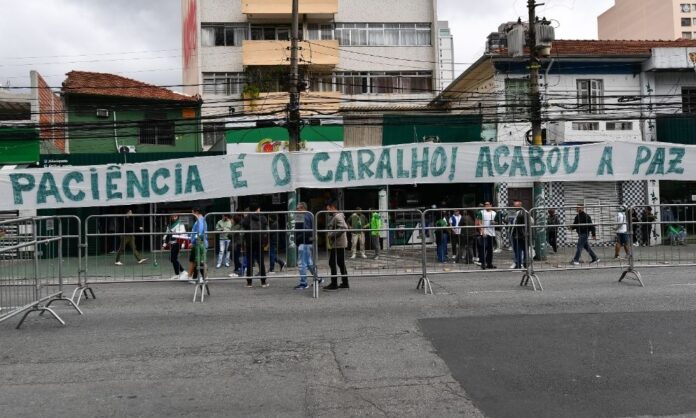 academia-de-futebol-do-palmeiras-e-alvo-de-ataque-com-rojoes