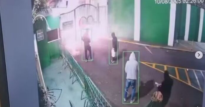video:-ct-do-palmeiras-e-atacado-com-bombas-e-rojoes;-leila-pereira-fala-em-“atentado-terrorista”