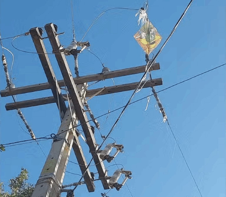 crianca-morre-eletrocutada-apos-subir-em-poste-para-pegar-pipa-na-ba