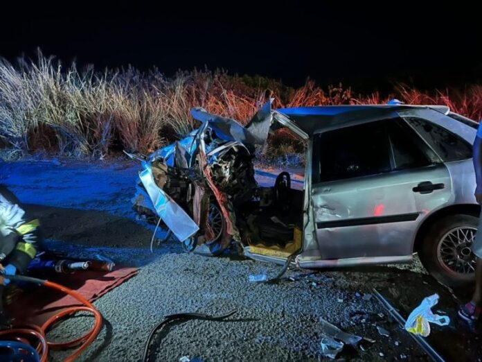 dois-ficam-presos-as-ferragens-apos-colisao-entre-carro-e-carreta-no-vale-do-jiquirica