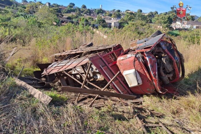 motorista-fica-ferido-apos-caminhao-descer-ribanceira-e-capotar-no-df