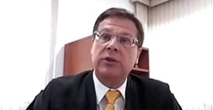 juiz-que-atuou-com-moraes-no-stf-relata-pressoes-e-diz-que-chegou-ao-limite-fisico-e-emocional:-“nao-aguento-mais”