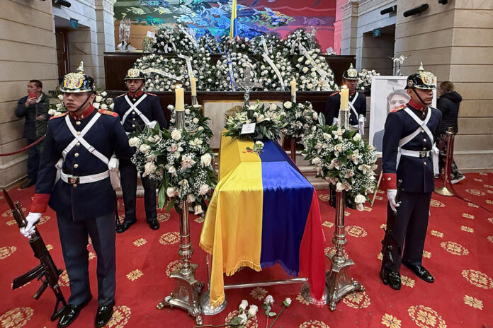 milhares-se-despedem-de-miguel-uribe,-presidenciavel-assassinado-na-colombia
