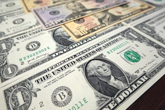 dolar-abre-estavel-em-dia-de-anuncio-do-pacote-de-socorro-pos-tarifaco