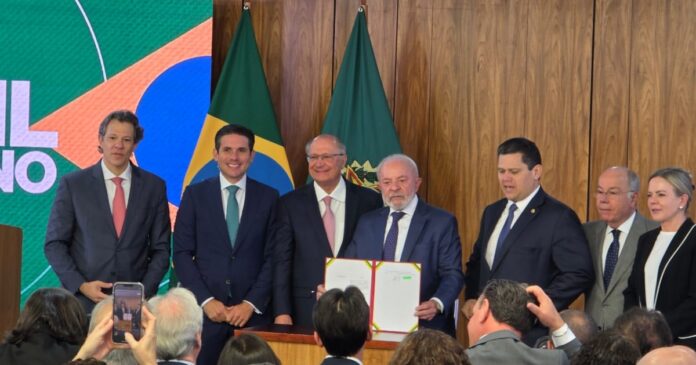 lula-assina-medida-provisoria-com-pacote-de-medidas-voltadas-a-reduzir-prejuizos-de-exportadores-afetados-por-tarifaco-de-trump
