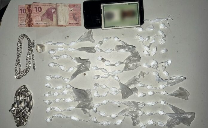 homem-e-preso-por-trafico-de-drogas-em-acao-da-pm-em-alcobaca
