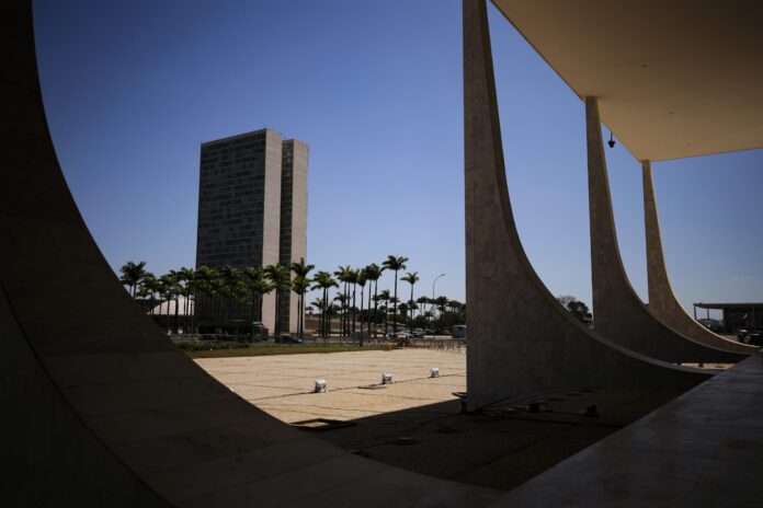 congresso,-assembleias-e-camaras-alienados-(eduardo-fernandez-silva)