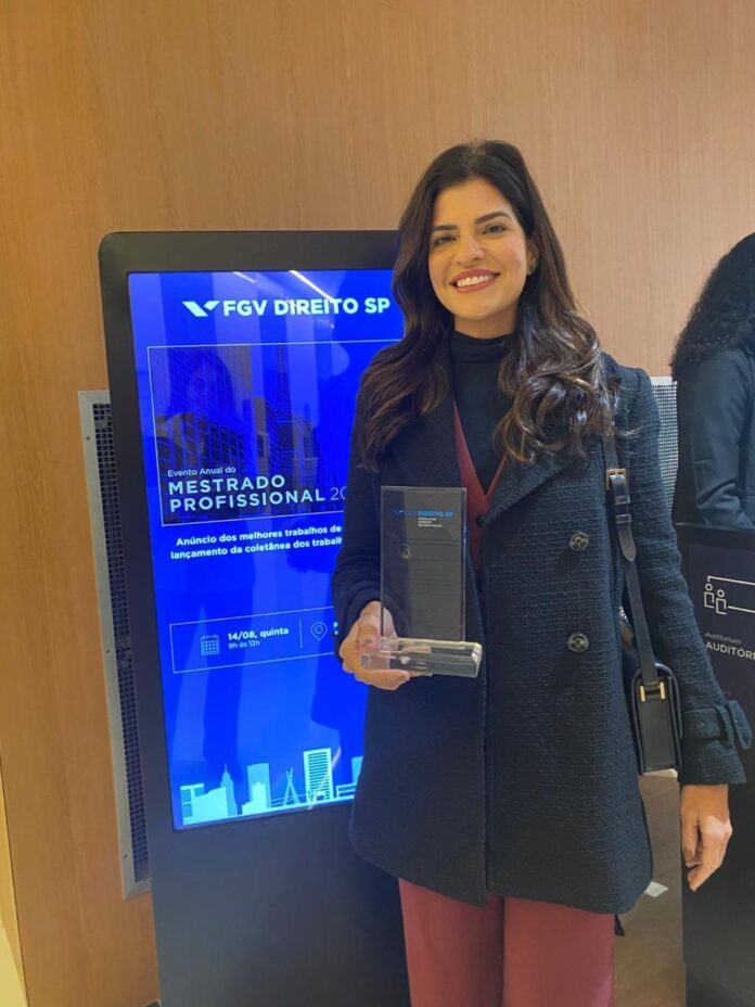 procuradora-do-ministerio-publico-de-contas-da-bahia-recebe-premio-academico-na-fgv-sp