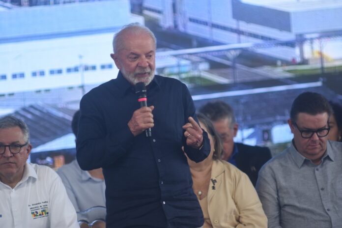 lula-reage-a-trump-e-diz-que-brasil-e-bom-parceiro-comercial,-so-nao-vai-andar-de-joelhos-para-os-eua