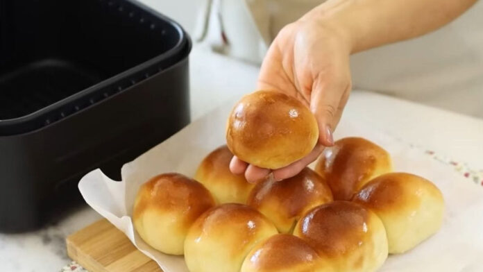pao-quentinho-em-15-minutos:-receita-na-air-fryer-viraliza-pela-facilidade