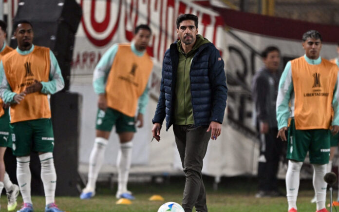 abel-comenta-parceria-entre-flaco-e-vitor-roque-no-palmeiras:-‘nao-acredito-em-formula-magica’
