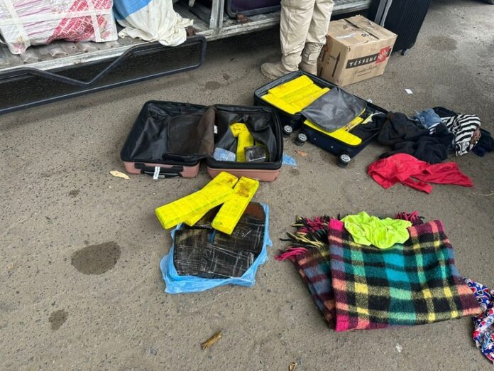 prf-apreende-24-kg-de-drogas-com-passageira-de-onibus-em-feira-de-santana