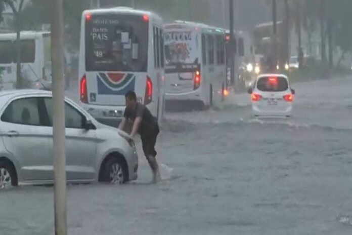 chuva-intensa-causa-alagamentos-e-congestionamentos-em-joao-pessoa