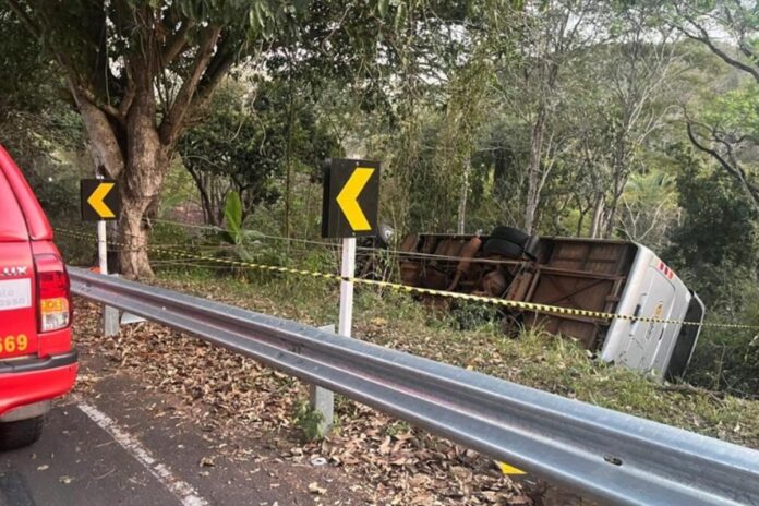 duas-pessoas-morrem-e-34-ficam-feridas-em-acidente-de-onibus-em-mt