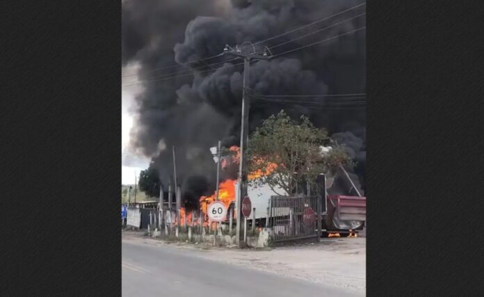 motorista-morre-eletrocutado-apos-cacamba-de-caminhao-atingir-fio-de-alta-tensao-em-gandu