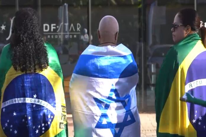com-bandeira-de-israel,-apoiadores-esperam-bolsonaro-em-hospital