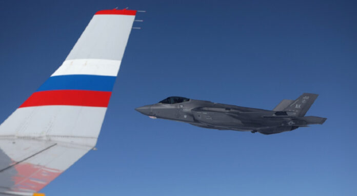 cacas-dos-eua-escoltam-aviao-de-putin-no-alasca-apos-reuniao-com-trump