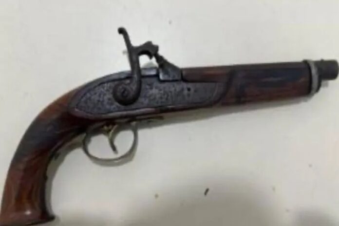 homem-e-preso-por-porte-ilegal-de-arma-em-bar-de-vitoria-da-conquista