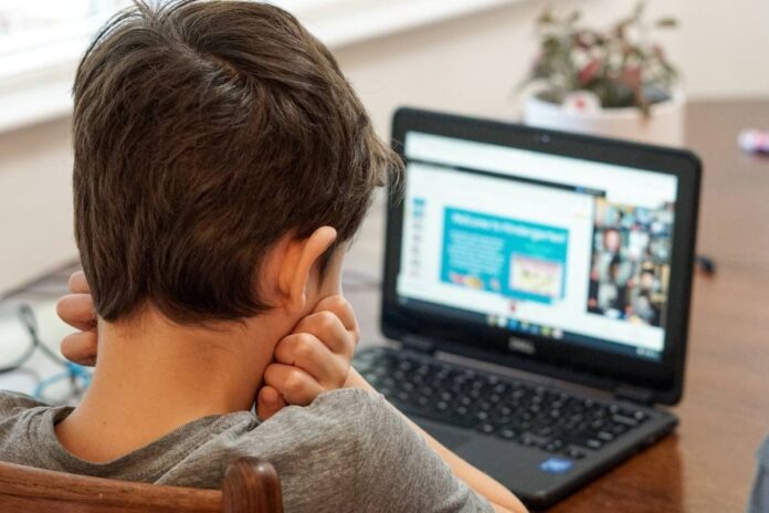 efeito-felca:-qual-o-limite-para-expor-criancas-nas-redes-sociais?
