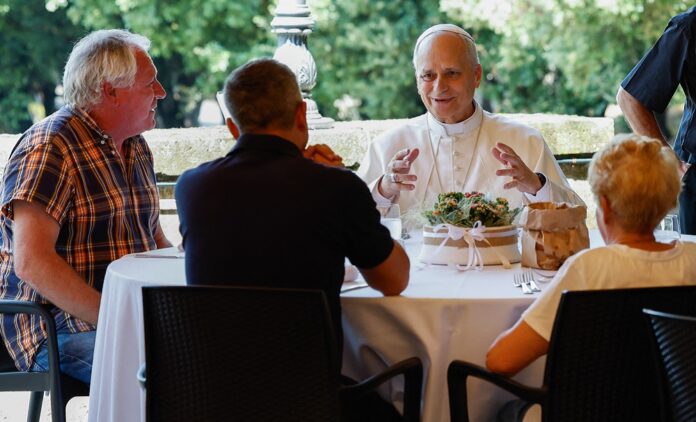 papa-leao-xiv-celebra-missa-para-moradores-de-rua-e-refugiados-e-os-convida-para-almoco