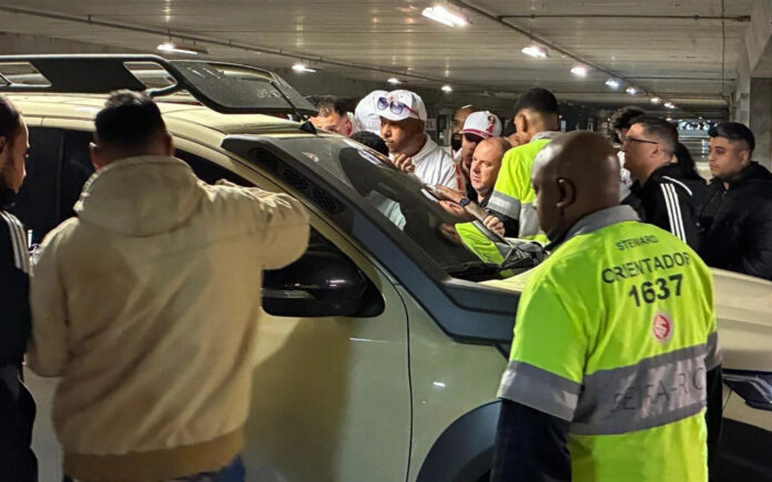 jogadores-do-internacional-sao-alvo-de-protesto-em-estacionamento